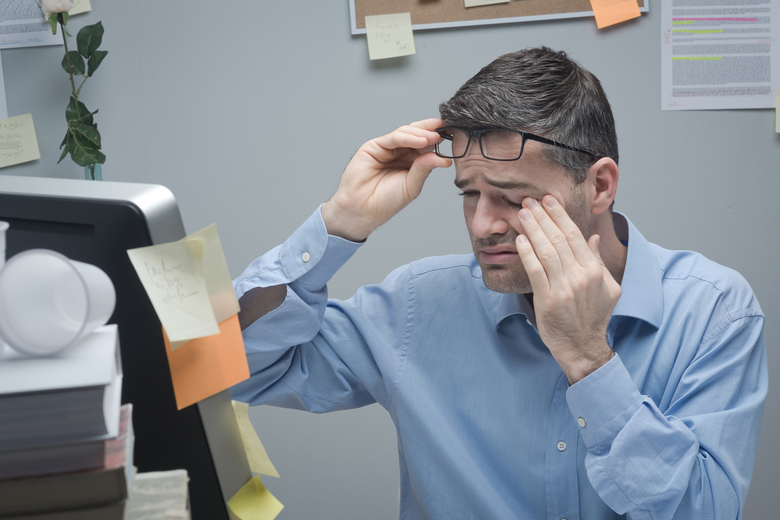 man experiencing common eye allergies