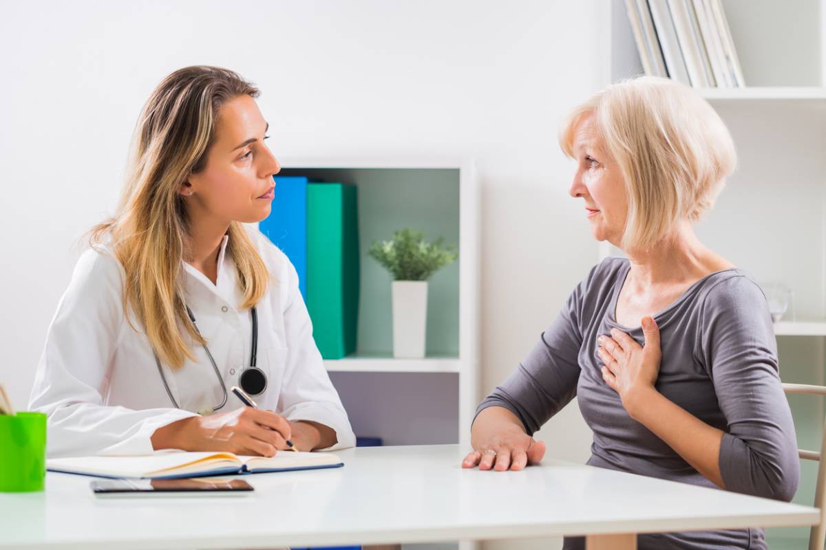 concept of woman talking to doctor about common Lasik fears