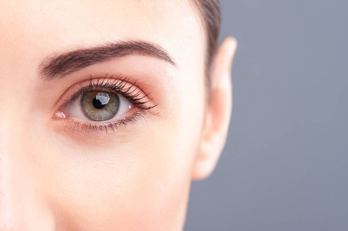 featured image for guide to eyelid surgery recovery